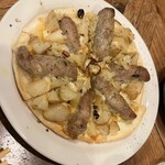 炭焼酒場 舌屯 - ソーセージとジャガイモのピザ
