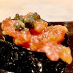鮨 こう介 - トロタクキャビアの軍艦巻き