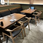 酒とやきとり とりごろ - 深めのイスが落ち着かせてくる