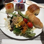 オールデイダイニング リモネ(リーガロイヤルホテル大阪) - サラダとパン、ヨーグルトなどなど