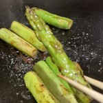 月島もんじゃ こぼれや - こんがり焼き目でおいしさアップ