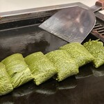 月島もんじゃ こぼれや - 店員さんがキレイに焼いてくれる