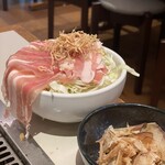 月島もんじゃ こぼれや - 豚肉こぼれさせてる