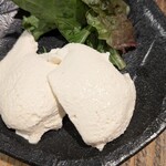 豚焼＆湘南畑 マニトン - 豆腐、チーズ、トリュフ？にハチミツを掛けて