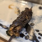 うなぎの串と小皿料理 はや川 - うなぎ串（ひれニラ巻き）