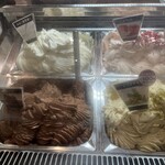 マルガーラボ 野々市店 - ケースに盛り付けられたばかりのジェラート，素敵ですね