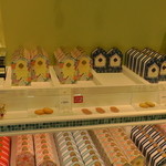 ガトゥ デ クロシェット - 各種クッキーの陳列棚