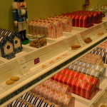 ガトゥ デ クロシェット - 各種クッキーの陳列棚