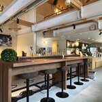 プティ・メルヴィーユ - 広く明るい店内