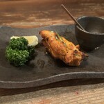 インド料理 想いの木 - タンドリーチキン(500)コリアンダーとミントのソース。レモンだけでも美味しくいただけます。