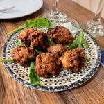 THE MED - ケフテデス（ギリシャ式ミートボールの素揚げヨーグルトぞえ）