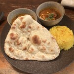 インド料理 想いの木 - 料理の説明までありました。カレーのトマトは岐阜の農園で、魚沼産コシヒカリのサフランライス。ナンは徳島の備長炭で焼いています。