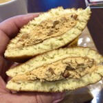 どら焼き まかな - 焦がしキャラメルアーモンド・324円（税込）