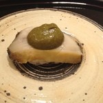 鮨 田なべ - 鮑の上にその肝のソース