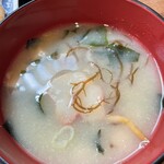 もつ煮食堂 もつひの - 具だくさん味噌汁