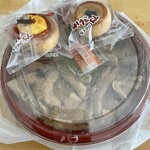 もつ煮食堂 もつひの - テイク用もつ煮(味噌)和菓子をサービスで貰いました