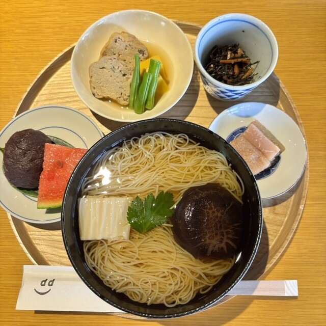 D&DEPARTMENT ディーアンドデパートメント　カフェテーブル　喫茶店 富山らしくていいものをーー観光客も地元民も富山のよさを再発見