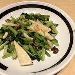 中国料理 百楽 - 青菜と筍のガーリック炒め