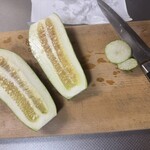 西友 - キュウリのような断面　タネは捨ててね