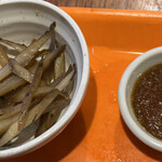 レストラン 味蕾亭 - きんぴらごぼう付き、ステーキのソースはオニオン系だった