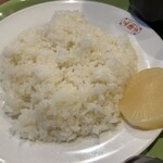 レストラン 味蕾亭 - ライス、沢庵付き
