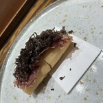 肉割烹 上 - ブルーチーズソースの春巻き牛生ハムと黒トリュフ乗せ
