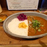 よすが舎 - 「月替りカレー」(左上の小鉢は「週替りカレー」)