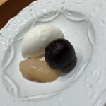 肉割烹 上 - 塩ミルクジェラートココナッツソースに桃とぶどう