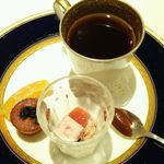 ル・プランタン - カフェ 又は ティザンヌ 
      小菓子のメドレー 