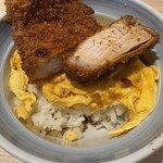 とんかつ丸七 - 卵の下