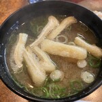 寿しとみ - 揚げとわかめの味噌汁