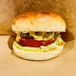 OLU BURGER KYOTO - 上から少し押さえてバーガー袋の中に