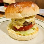 OLU BURGER KYOTO - なかなかの高さ。チーズはまろやかで全ての具材に馴染んでる。
