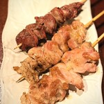 やきとり家すみれ - 砂肝となんか笑　ももかな？