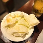 やきとり家すみれ - お通しのキャベツ