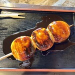 忠治茶屋 - あん入り焼きまんじゅう（お水のコップの直径より大きい）