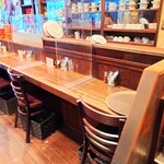 南蛮茶舘 - 玄関入ってすぐ左から店内奥に延びる、厨房前のカウンター席。
