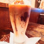 南蛮茶舘 - ミルクの中に落ちていく珈琲のコントラストが美しい。