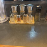 麺処ゆずラボ。 - 他にも卓上調味料がたくさん