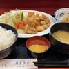 Wakashige Shokudo - からあげ定食の内容は、メインの"からあげ"にサラダ、小鉢、豚汁、漬物、白ごはん。