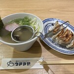餃子とレモンサワー うさぎや - 宍道湖産しじみらぁめん（ハーフ）・うさぎや定番焼き餃子
