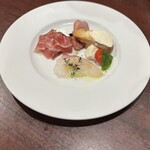 オルタナダイナー - 前菜。タイとチーズ2種がイケる