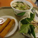 Pho Factory - 海鮮フォーと春巻き　ウーロン茶付