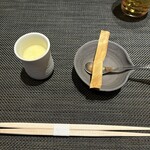 日本料理 なかのしま (リーガロイヤルホテル大阪) - 座附　おたのしみの一品(左:冷製コーンスープ) (右:焼きお麩)