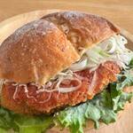 ニッシンベーカリー - スパイシーカレーコロッケバーガー(\330)