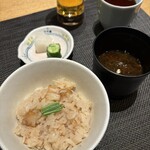 日本料理 なかのしま (リーガロイヤルホテル大阪) - 食事　煮帆立と揚げ小芋の炊き込みご飯、止椀　赤出汁