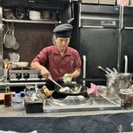 四川料理MITSUBACHI - オープンキッチンでいい香りが漂ってました！