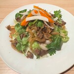 ベトナムレストラン スア - 炒め牛肉のサラダ
