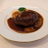 レストラン香味屋 - ハンバーグステーク ... ポテト、ブロッコリー、ニンジンが付いてます ... デミグラスソースも美味しい
