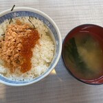 朝市食堂 二番館 - 鮭フレーク？イクラ小さい…てか少ない